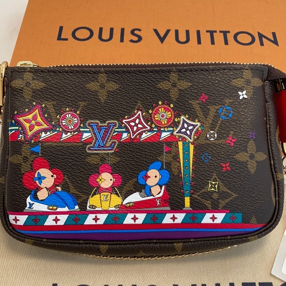 𝅺LOUIS Vuitton Christmas 2020 mini pochette access - Picture 2 of 13